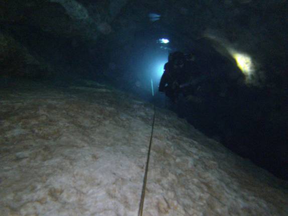 Junto ao cabo guia na caverna alagada em Peacock, na Flórida, Estados Unidos